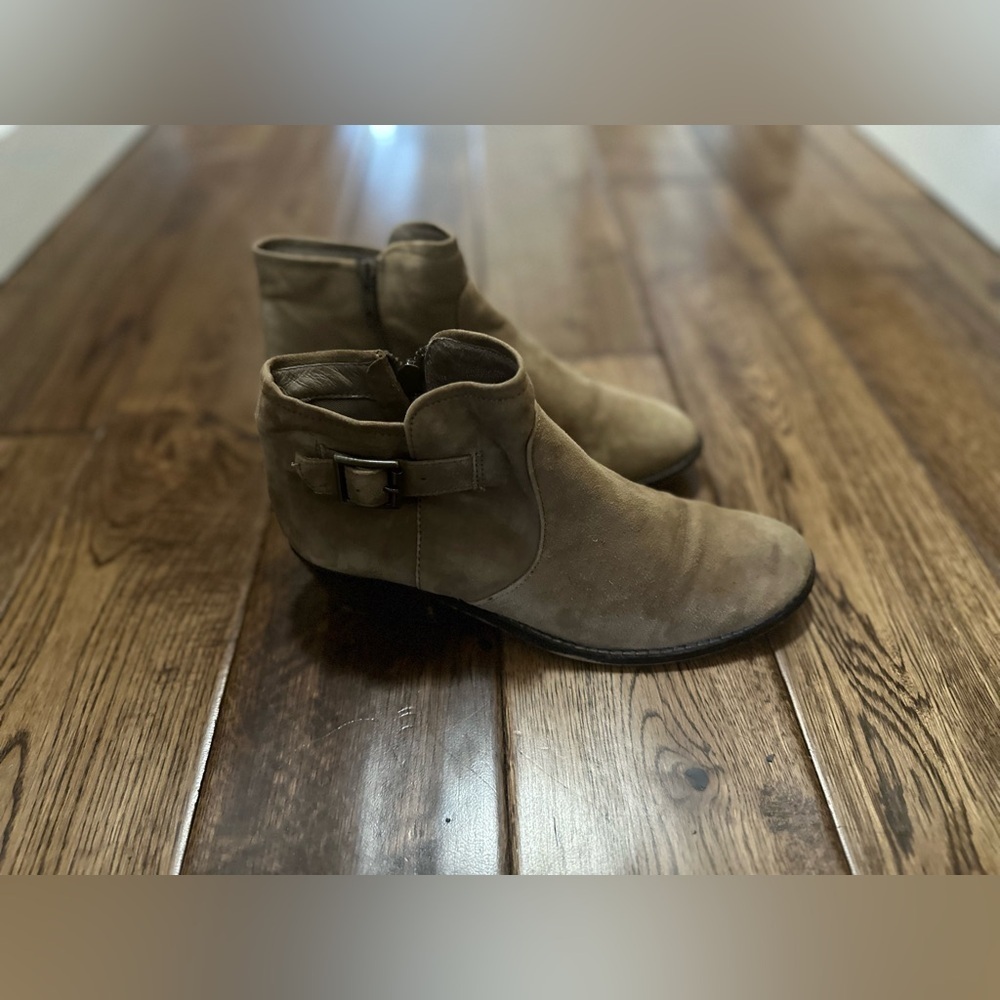 Steve Madden Prizzze Suede Ankle Zip Buckle Block Heel Booties, Taupe, Size 7. - Picture 4 of 15